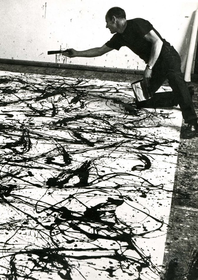 Jackson Pollock übt in seinem Atelier die Geste des dripping