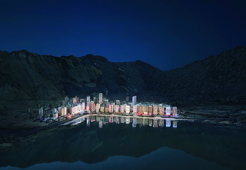 © Thomas Wrede Thomas Wrede, Stadt am See (aus der Serie „Real Landscapes“), 2018, Pigmentdruck auf Fine Art Paper, 170 x 240 cm © Thomas Wrede